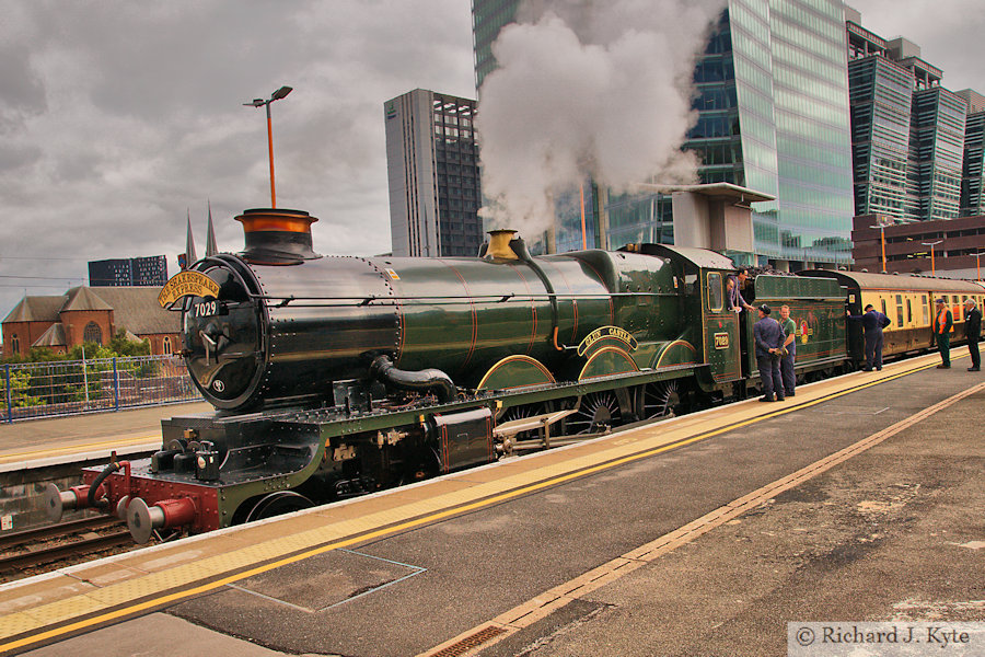 GWR "Castle" Class no. 7029 "Clun Castle" at Birmingham Snow Hill Station with the "Shakespeare Express"