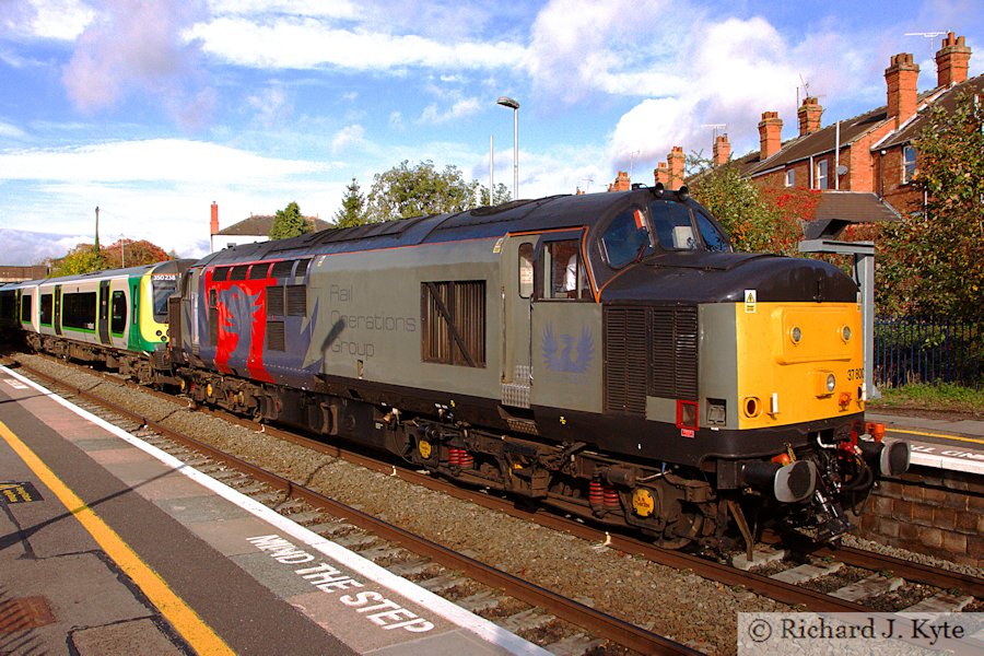 UK Rail Leasing/Europhoenix Class 37 Diesel no. 37800 passes through Evesham