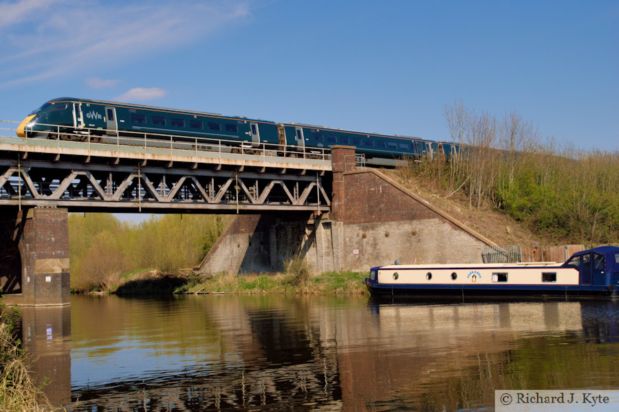GWR Class 800 bi-modal no. 800001 crosses the River Avon at Evesham with service 1W19 to Worcester Foregate Street