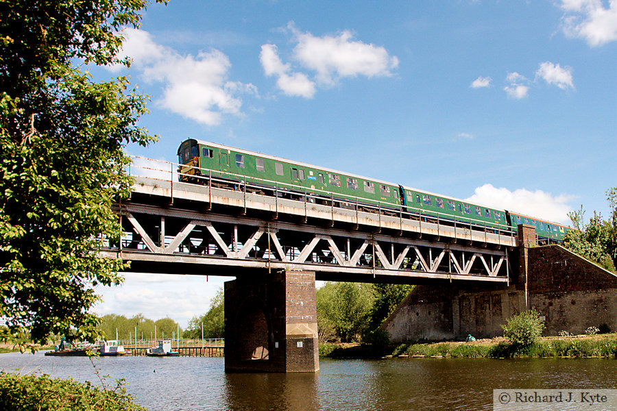Hastings DEMU no. 1001 crosses the River Avon at Evesham with the down Worcester Sauce tour to Worcester Shrub Hill
