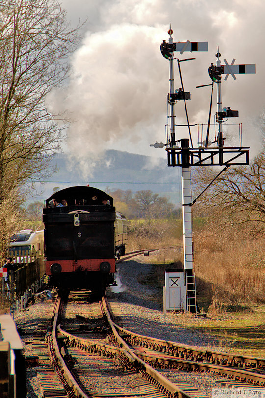 GWR "Manor" class no. 7820 "Dinmore Manor" arrives at Broadway, Gloucestershire Warwickshire Railway