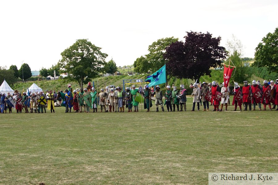 Battle of Evesham 2018 Re-enactment : The re-enactors line up to a round of applause