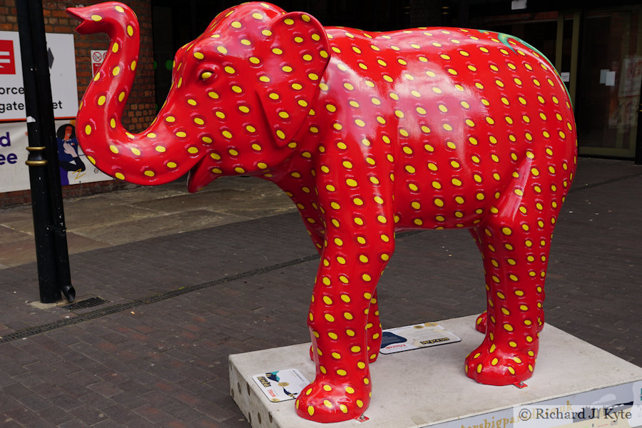 Elephant 20 : "Strawberrephant", Worcester Big Parade 2021