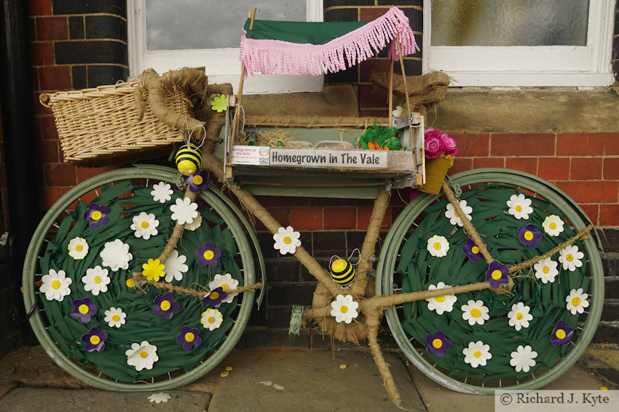 Bike 5: "Homegrown in the Vale" by Nikki Moulton And Sally Cox, Vale Active Art 2022