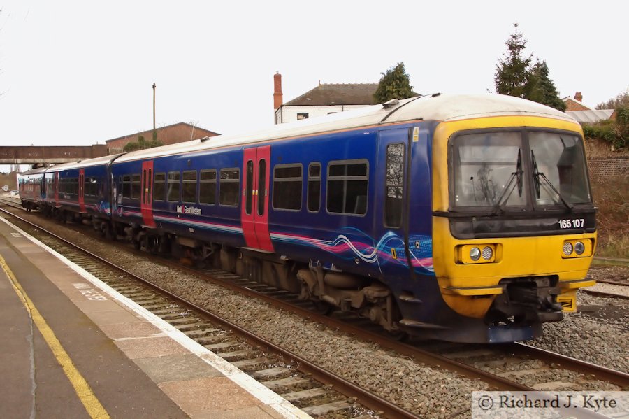 First Great Western Class 165 DMU no. 165107 arrives at Evesham