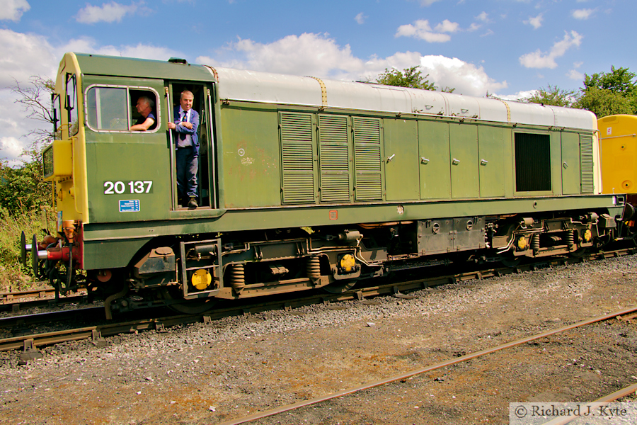 Class 20 diesel no. 20137 (D8137) arrives at Toddington, Gloucestershire Warwickshire Railway<br />