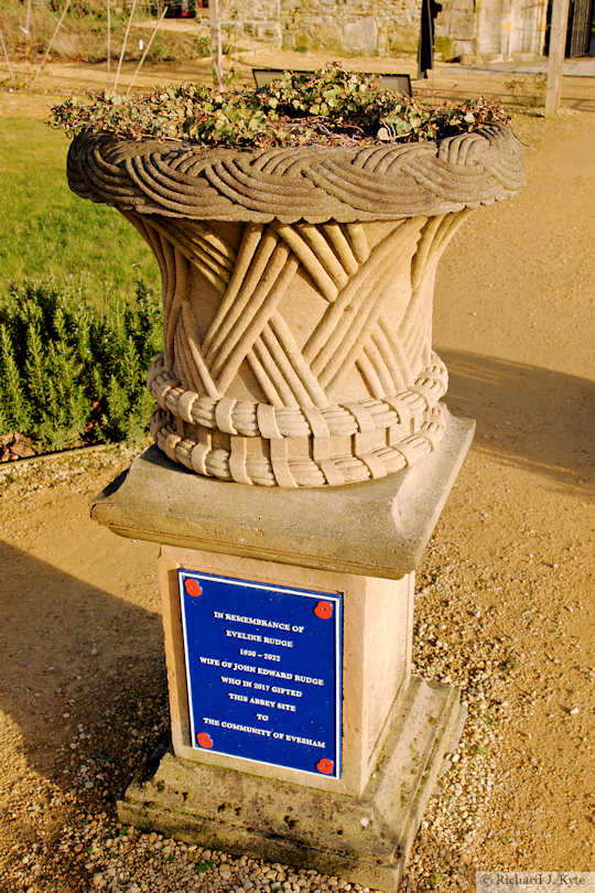 Urn, Evesham Abbey Gardens, Evesham, Worcestershire