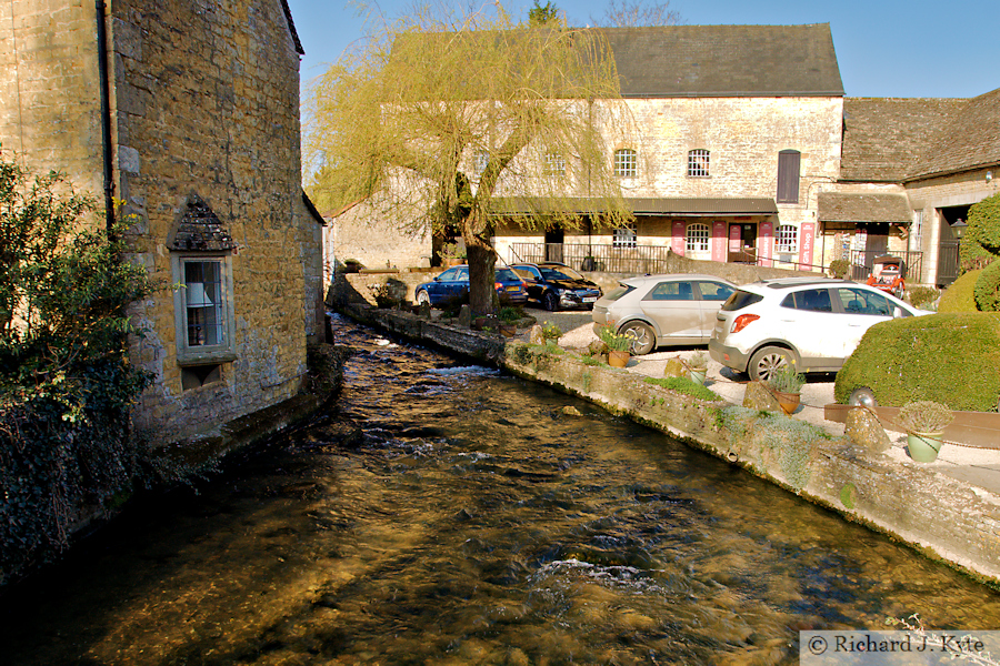 Bridge, River Windrush, Bourton-on-the-Water, Cotswolds, Gloucestershire