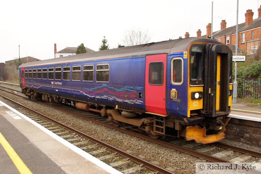 First Great Western Class 153 DMU no. 153368 passes through Evesham