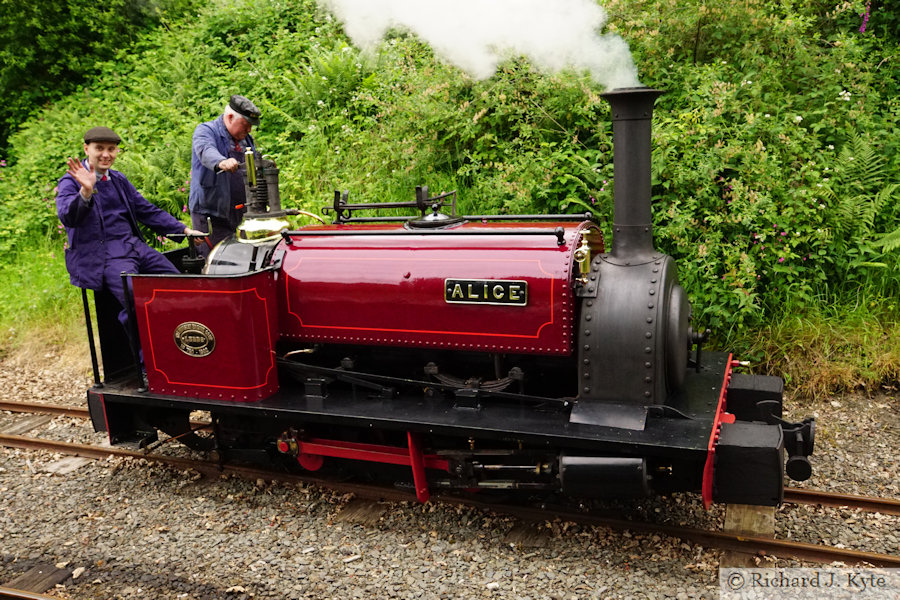 "Alice" runs round at Bala Pen-Y-Bont Station, Bala Lake Railway